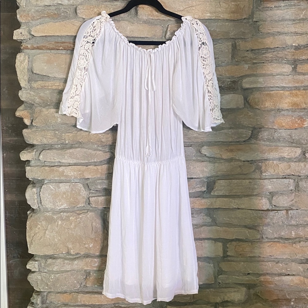 BCBG White Ruffled Dress with lining skirt. Can be work off the shoulder. Small